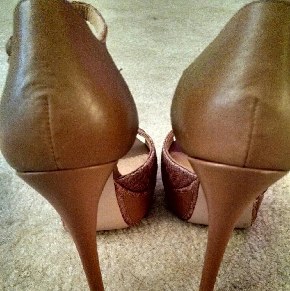 Badgley Mischka Tan Leather And Raffia 5” Heel Platform Sandals Size 9